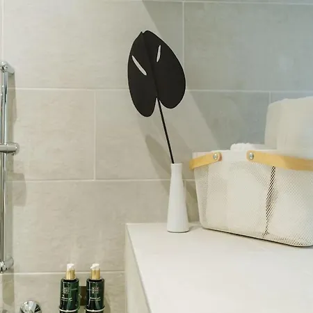 8 - New Building & Parking * ブカレスト