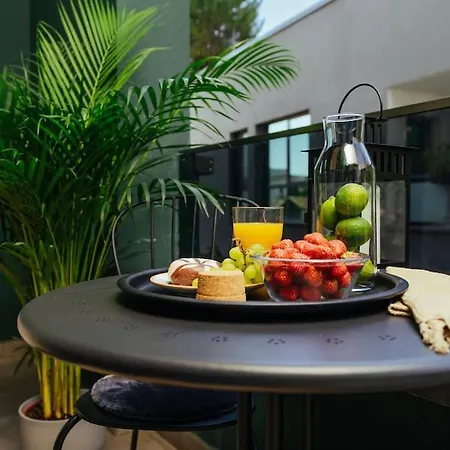 8 - New Building & Parking בוקרשט